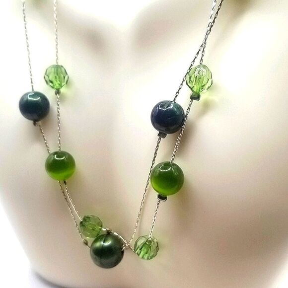 silver toned layered green floating Beaded womans necklace and earrings set. - Picture 4 of 9